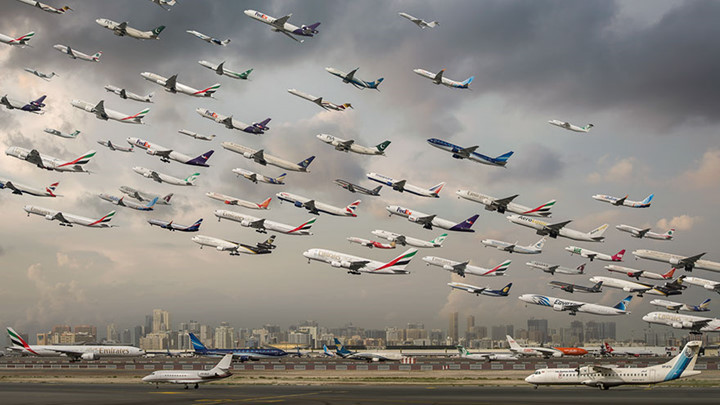 Máy bay cất cánh ở Dubai.