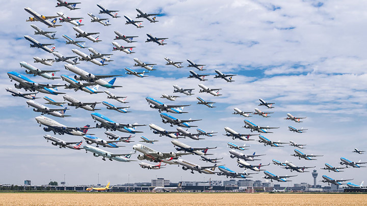 Những chiếc máy bay đang sải cánh trên bầu trời ở sân bay Amsterdam Schiphol.