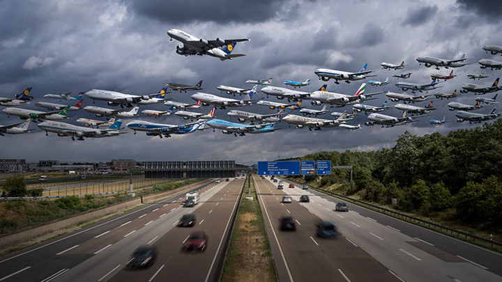 Sân bay quốc tế Frankfurt trong tháng 7/2015, khi những chiếc máy bay cất cánh lên bầu trời của một cơn bão.
