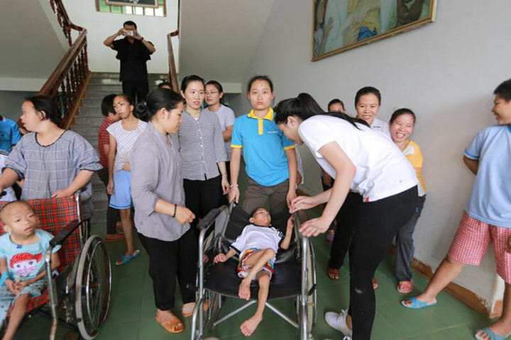 Hoa hậu Kỳ Duyên cũng ghé thăm trung tâm nuôi dưỡng trẻ em khuyết tật Vinsente nơi cũng nằm trong vùng ngập lụt.
