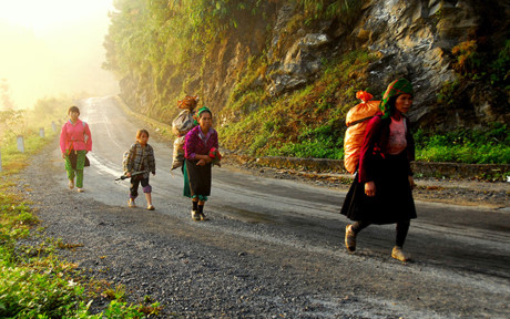 Đèo Mã Pì Lèng là đoạn đèo hiểm trở dài khoảng 20 km, có độ cao khoảng 1.200m nằm trên con đường mang tên Đường Hạnh Phúc. đoạn đèo vượt Mã Pí Lèng được các thanh niên xung phong làm trong 11 tháng. Đi trên những đoạn đèo dốc chốc chốc lại bắt gặp cảnh bình yên dưới lòng thung lũng. (Ảnh: Những người Phụ nữ Hmong đi chợ sớm trên cổng trời Quản Bạ)