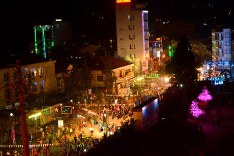 Năm nay, lễ hội Hoa Tam giác mạch được mở vào ngày 15-10, lễ hội làm cho Thị trấn Đồng Văn trở nên đông đúc. Ban đêm Khu phố cổ tấp nập khách du lịch đi dạo và thưởng thức đặc sản của Đồng Văn- Hà Giang.