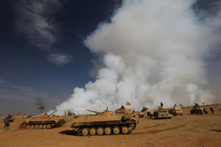 Quân đội Iraq tiến vào ngôi làng đã được giải phóng khỏi IS, phía nam thành phố Mosul.