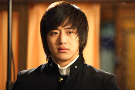 Lee Wan tên thật là Kim Hyung-soo là một diễn viên điển trai được yêu thích tại Hàn Quốc, và là em trai của nữ diễn viên nổi tiếng Kim Tae Hee. Trong bộ phim “Nấc thang lên thiên đường” 13 năm về trước, vai diễn Lee Hwa lúc nhỏ của anh đã phần nào tạo tiền đề cho sự nghiệp diễn xuất sau này của Lee Wan.