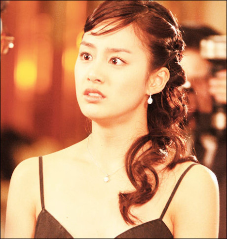 “Nấc thang lên thiên đường” là một trong những dấu mốc đánh dấu sự nghiệp diễn xuất thành công của Kim Tae Hee. Trong phim, cô đã phần nào lột tả được thần thái cũng như những toan tính, mưu mô của nhân vật Yoo Ri.