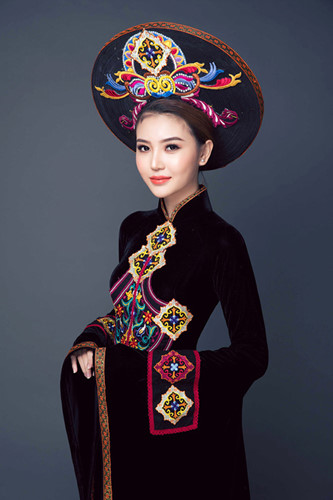 Tại cuộc thi, Ngọc Duyên mang đến những mẫu trang phục dân tộc thêu họa tiết thổ cẩm thủ công, làm nổi bật vẻ tinh tế, khéo léo của những người con gái Việt.