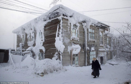 Theo Daily Mail, làng Oymyakon thuộc thành phố Yakutsk của Nga là nơi sinh sống lạnh nhất trên thế giới. Nhiệt độ trung bình vào mùa Đông là -48 độ C, nhiệt độ thấp nhất có thể xuống -68 độ C. (Nguồn: Amos Chapple)