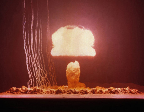Ảnh vụ thử 1 trong 11 quả bom hạt nhân được tiến hành ở sa mạc Nevada, Mỹ năm 1953. (ảnh: Getty)