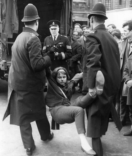 Cảnh sát Anh bắt giữ một người phản đối các vụ thử hạt nhân trên toàn cầu năm 1962. (ảnh: Getty)