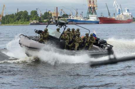 Binh sĩ của lực lượng đặc nhiệm Spetsnaz trong lễ khai mạc triển lãm Hải quân quốc tế lần thứ 7 ở thành phố St Petersburg.