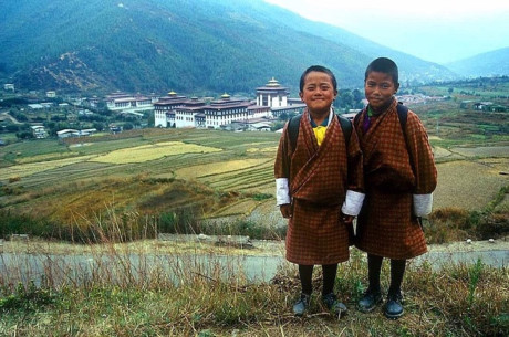 Bhutan là một vương quốc nhỏ bé và ít được ghé thăm nhất thế giới. Vì vậy sự phát triển du lịch chậm rãi lại là cách để Bhutan bảo tồn tài nguyên thiên nhiên. Du khách đến đây có thể ghé thăm các loài động vật hoang dã trong khu bảo tồn, đồng thời tìm hiểu về cuộc sống, con người Bhutan - nơi được biết đến như mảnh đất của hạnh phúc và bình yên.