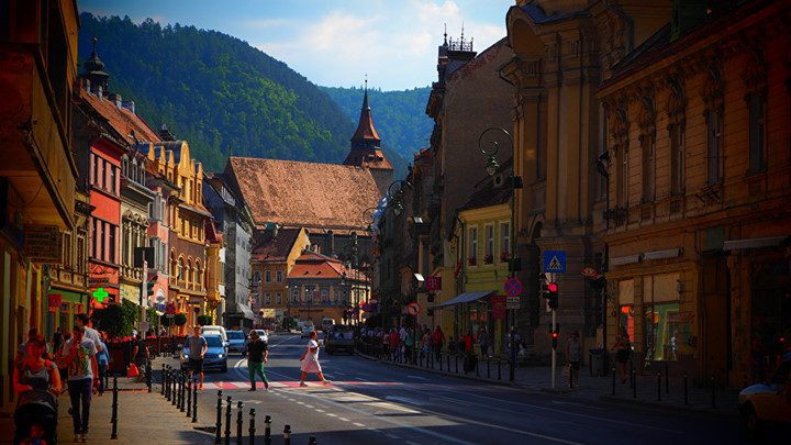 Brasov, Romania được ví như viên ngọc trai thật sự của Transylvania. Thành phố nằm trong một thung lũng bao quanh bởi dãy núi Carpathian.