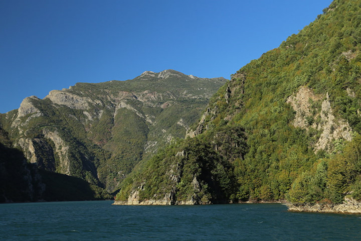 Đến thị trấn Komani, Albania, du khách sẽ ngất ngây với vẻ đẹp hùng vĩ của hồ Komani.