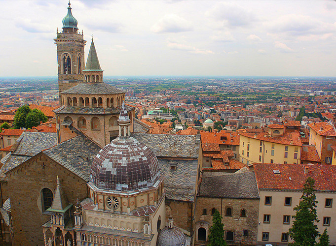Bergamo, Italy. Người ta có thể bỏ ra hàng giờ để tản bộ dọc theo các con đường của thành phố, nằm bên một đô thị La Mã cổ đại.