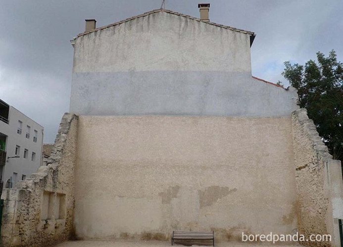 Một bức tường cũ ở Montpellier, Pháp. (ảnh: Bored Panda).