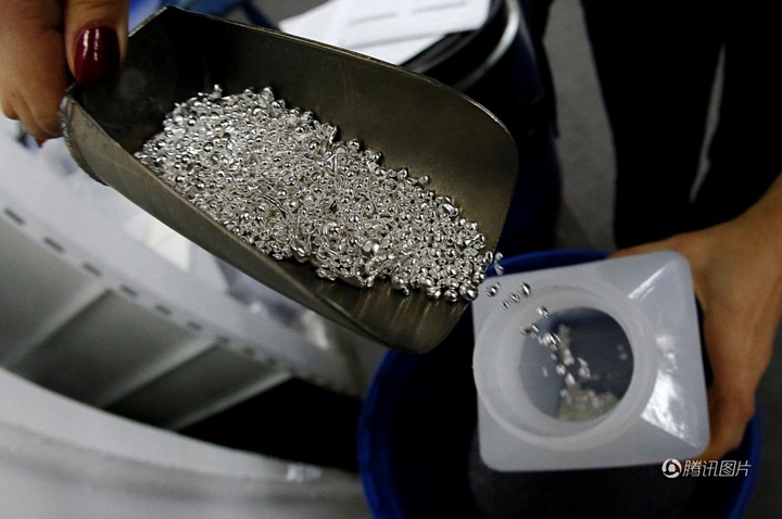 Krastsvetmet cũng chế biến các loại kim loại quý khác như bạc, bạch kim, paladi. Những hạt bạc có độ tinh khiết 99,99%. (Nguồn: QQ)