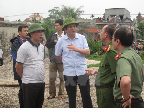Chủ tịch UBND tỉnh Thái Bình Nguyễn Hồng Diên (thứ 2 từ trái sang) chỉ đạo xử lý tại hiện trường. (Ảnh: Xuân Tiến /TTXVN)