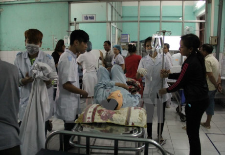 Các nạn nhân của vụ tai nạn thương tâm đang cấp cứu, điều trị tại Bệnh viện Đa khoa tỉnh Thái Bình. (Ảnh: Xuân Tiến /TTXVN)