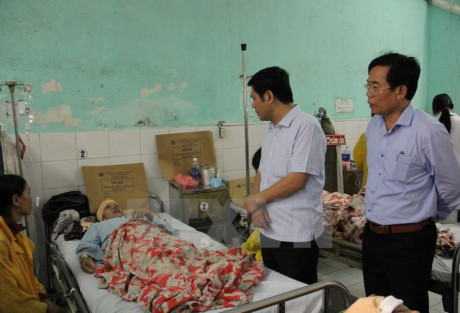 Ông Nguyễn Hồng Diên, Chủ tịch UBND tỉnh Thái Bình (trái) thăm hỏi, động viên nạn nhân trong vụ tai nạn đang điều trị tại Bệnh viện Đa khoa tỉnh Thái Bình. Ảnh: Xuân Tiến-TTXVN)