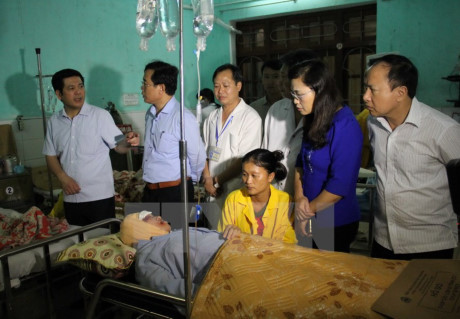 Lãnh đạo UBND tỉnh Thái Bình, lãnh đạo các sở ngành đến thăm hỏi các nạn nhân đang điều trị tại Bệnh viện Đa khoa tỉnh Thái Bình. (Ảnh: Xuân Tiến/TTXVN)