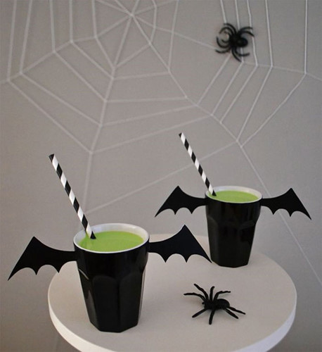 Ngày Halloween, những chiếc cốc trà xanh cũng khoác lên mình bộ cánh dơi “sành điệu”.