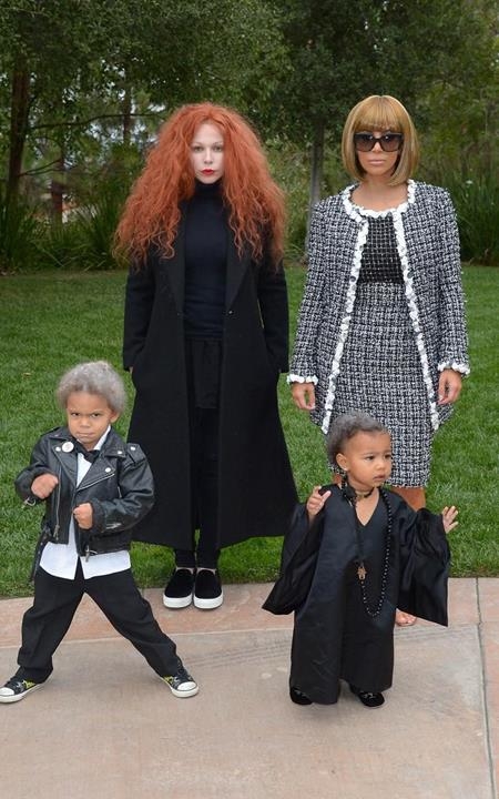 Kim Kardashian đã rất thành công khi biến hóa thành nhà báo Anna Wintour trong ngày hội hóa trang năm 2014, trong khi đó, cô con gái North West cũng được mẹ cho ăn diện như tổng biên tập báo Vogue, Andre Leon Talley