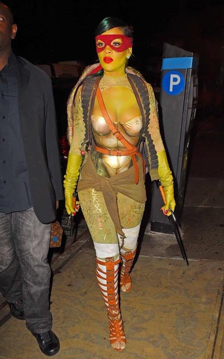 Rihanna thì “hô biến” bản thân thành Ninja Rùa trong ngày lễ Halloween 2014