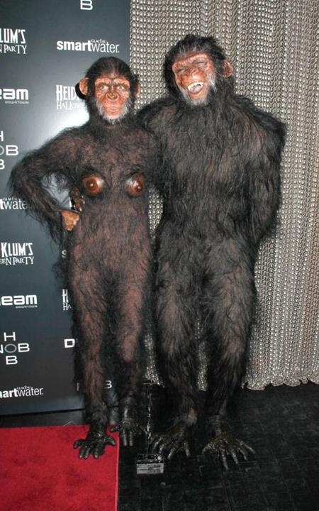 Heidi Klum đã nắm bắt rất đúng tinh thần của ngày lễ Halloween khi khiến các fan hâm mộ phải sững sờ với màn hóa khỉ có một không hai