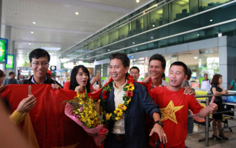 Chiều nay (31/10), thầy trò HLV Hoàng Anh Tuấn đáp đã chuyến bay xuống sân bay Tân Sơn Nhất (TP.HCM).