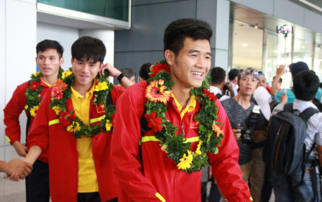 Các cầu thủ U19 Việt Nam tươi cười trong ngày trở về quê hương.