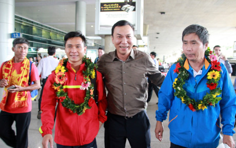Lãnh đạo VFF ra đón Trường đoàn Dương Nghiệp Khôi và các cầu thủ U19 Việt Nam.