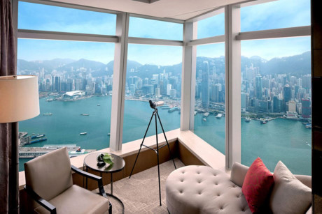 Bên trong một căn phòng ở khách sạn Ritz Carlton (Hong Kong). Toàn bộ khách sạn có 312 phòng nhìn ra khung cảnh thành phố và bến cảng.