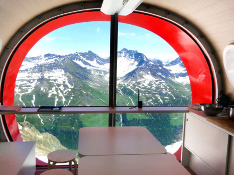 Quang cảnh tuyệt đẹp từ cửa sổ khách sạn Bivouac Gervasutti tại dãy núi Alps ở Italy. Khách sạn được xây dựng ở độ cao 2.835 mét trên mực nước biển.