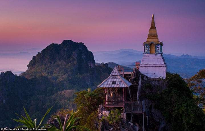 Chùa ở Lampang ở Thái Lan, dù không được trang trí công phu, nhưng vẫn có tên trong danh sách nhờ cảnh quan tuyệt đẹp xung quanh.