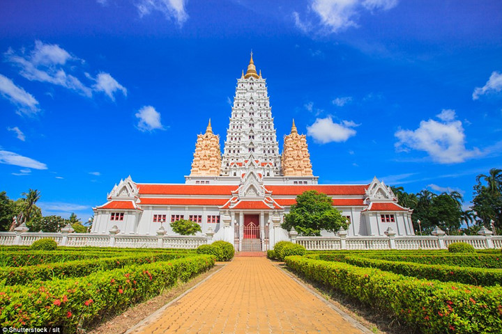 Nổi bật trên nền trời trong xanh, ngôi chùa này ở Thái Lan là một tòa nhà hùng vĩ trông gần giống như một pháo đài.