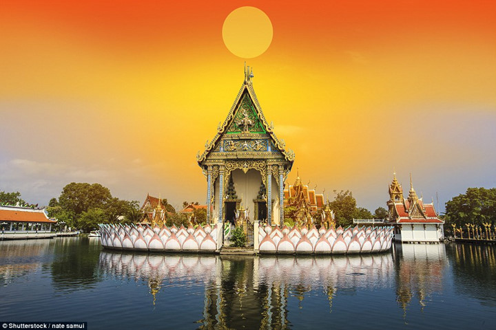 Một ngôi chùa Phật giáo đẹp lộng lẫy là một phần của một ngôi đền ở đảo Samui ở Thái Lan.