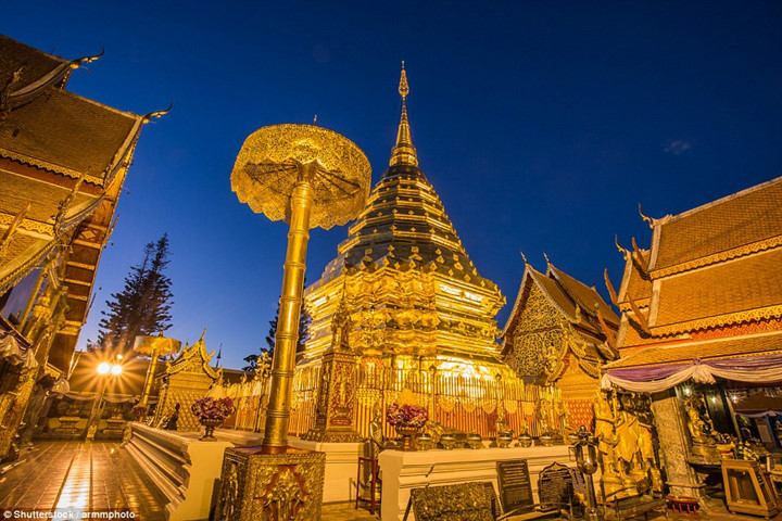 Wat Phra That Doi Suthep tại Chiang Mai là một trong những ngôi đền linh thiêng phía bắc của Thái Lan.