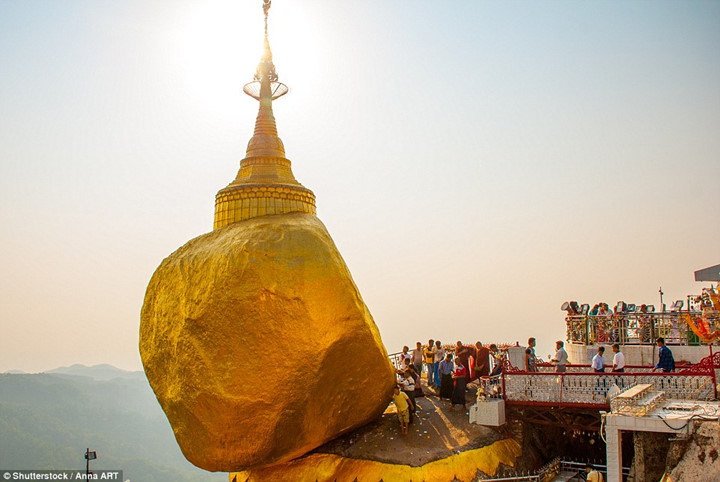 Chùa Đá Vàng Kyaiktiyo, điểm hành hương Phật giáo nổi tiếng Myanmar có điểm nhấn là tảng đá tròn hình quả trứng nằm cheo leo trên bờ một vách đá và được che phủ bằng vàng lá do những người mộ đạo dán lên.