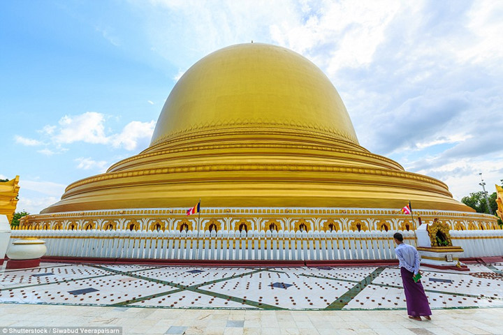 Chùa Kaunghmudaw ở Sagaing, Myanmar: Ngôi chùa này được xây dựng bởi vua Thalun và con trai của ông vào năm 1636. Mái vòm của chùa liên tục được sơn màu trắng để biểu thị độ tinh khiết nhưng hiện nay nó được mạ vàng.