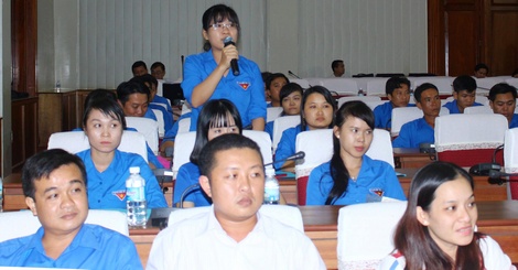 Chị Nguyễn Thị Trúc Dung đặt câu hỏi quan tâm đến phát triển du lịch tỉnh nhà.