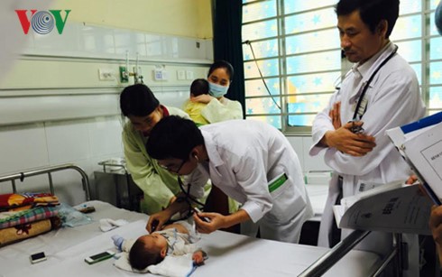 Việc chăm sóc trẻ mắc cúm không đúng cách dễ khiến trẻ bị bội nhiễm.    Ảnh: P.V