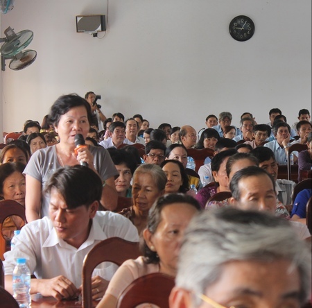 Người dân đối thoại với cơ quan BHXH và bệnh viện về chính sách BHYT tại Long Hồ.