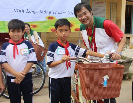 Ông Frank Chung trao xe đạp cho các em học sinh.
