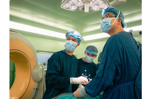 Các bác sĩ sử dụng hệ thống O-arm phẫu thuật cho bệnh nhân đã bị cong vẹo cột sống hơn 15 năm