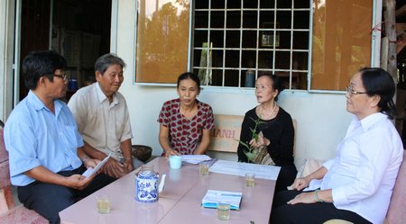 Bà Kim Anh (thứ 2 từ phải sang) đến thăm gia đình ông Tân-một địa chỉ nhân đạo gia đình bà hỗ trợ.