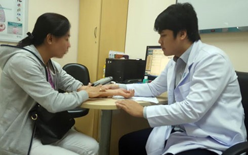 BS Trần Thiên Tài khám bệnh cho bệnh nhân bị dị ứng da do thời tiết.