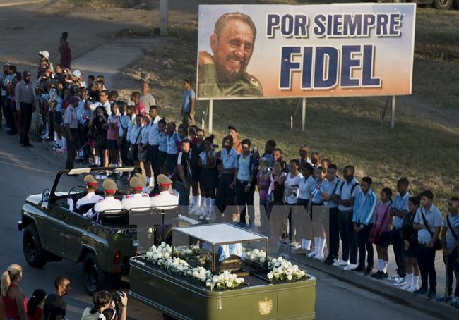 Ngày 4/12, tro cốt của vị Lãnh tụ Cuba Fidel Castro đã được đưa tới an táng tại nghĩa trang Santa Ifigenia ở thành phố Santiago de Cuba, miền Đông nước này. (Nguồn: AP/TTXVN)