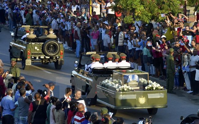 Xe chở bình tro cốt của cố Lãnh tụ Fidel Castro tiến vào nghĩa trang Santa Ifigenia ở Santiago de Cuba. (Nguồn: AFP/TTXVN)