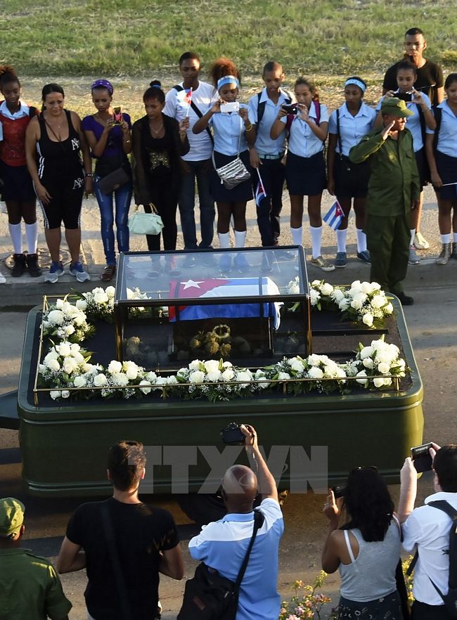 Lễ an táng đánh dấu kết thúc một tuần thể hiện lòng tôn kính và tuần hành tưởng nhớ cố Lãnh tụ Fidel Castro, qua đời ở tuổi 90 hôm 26/11. (Nguồn: AFP/TTXVN)