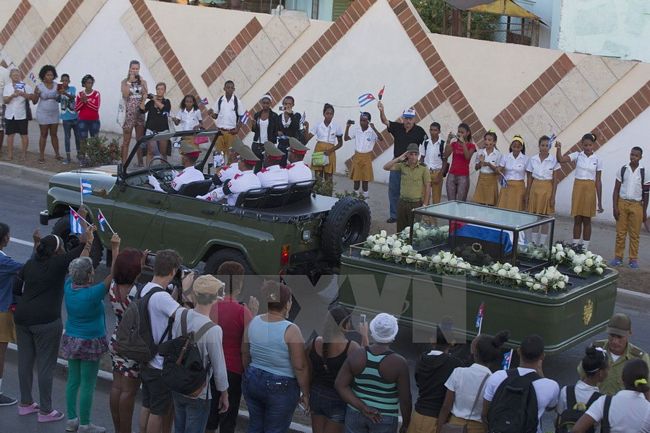 Chiếc xe chở bình đựng tro cốt của Lãnh tụ Fidel Castro đã tiến vào nghĩa trang Santa Ifigenia, trong khi đám đông hô vang